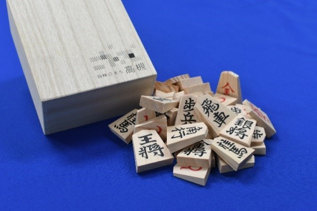 将棋のまち高槻で小学校入学時に地元産木材の将棋駒を配布