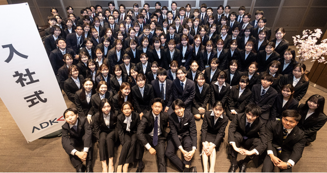 ADKホールディングス、2024年度入社式にて社長のAIアバター「AI-CEO」が新入社員を歓迎する生成AI体験を実施