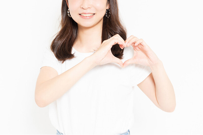 女性から見てモテる女性の「性格」と「外見」を調査！女性200人の約70%が選んだ1位の特徴とは？
