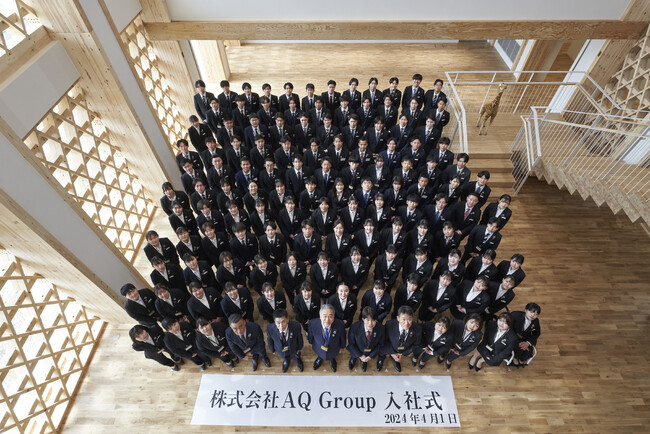 日本初※の普及型純木造8階建てビルの新社屋で伝統の「カンナ削り入社式」を開催。