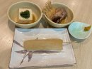 豆腐韮醤油(左上)餅巾着とスペアリブ(右上)大根(下) 豆腐韮醤油(左上)餅巾着とスペアリブ(右上)大根(下)