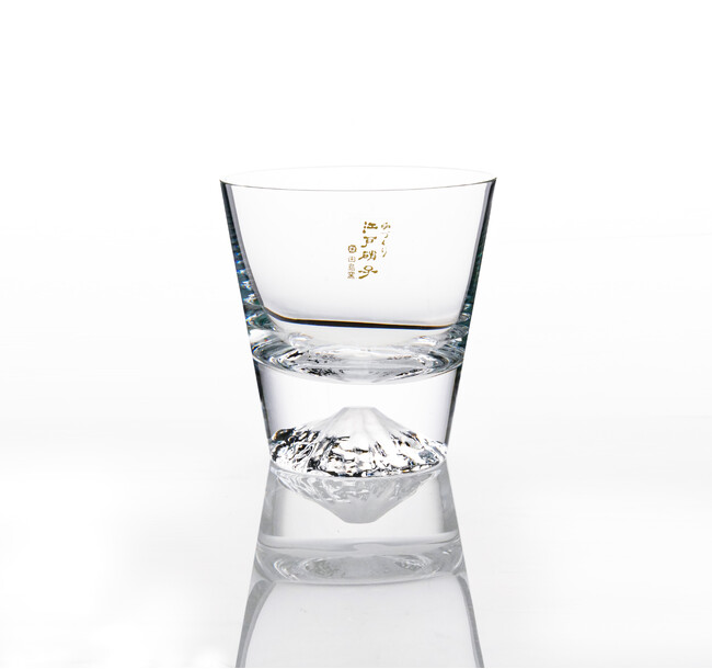 高品質・透明度抜群の丸氷と、富士山&桜グラスが奏でる至極の一杯、家飲みの最高峰。