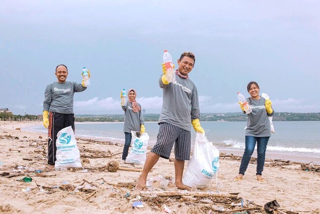 クーパービジョン、プラスチックバンクとの提携を拡大、海洋プラ回収者のためのビジョンケア・プログラムを開始
