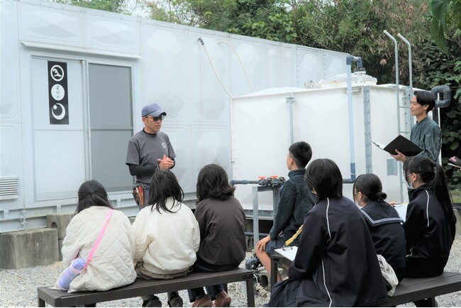 【星のや竹富島】竹富町立竹富小中学校のエネルギー活用方法に関する授業の一環として、海水淡水化装置ユニットの見学会実施のご報告｜実施日：2024年3月8日