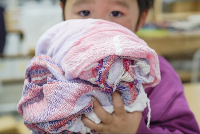 ３歳児健診でtamaki niimeのショールをプレゼント！スタートから3年、1000枚に達しました