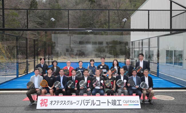 【スペイン発祥の新感覚ラケットスポーツ「パデル」の運動施設を新設】世界最大のパデルコートメーカーであるパデルガリス社のコートが日本初上陸し、2024年4月6日にオフテクス社で完成披露セレモニーを開催！