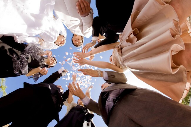 200人に聞いた「結婚式の余興で披露する歌は？」の年代別アンケート結果。感動と盛り上がりで喜ばれる曲とは？