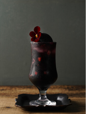 池袋HANABARから1日10杯限定「漆黒のクリームソーダ」が登場