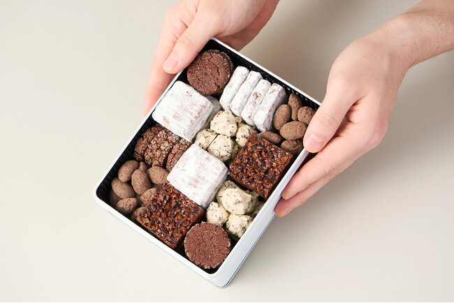 Minimalより、店舗限定の「チョコレートクッキー缶（5種詰め合わせ）」が登場。麻布台ヒルズ店限定、手土産や大切なギフトにぴったりの「Minimalオリジナル風呂敷」とのセットも。