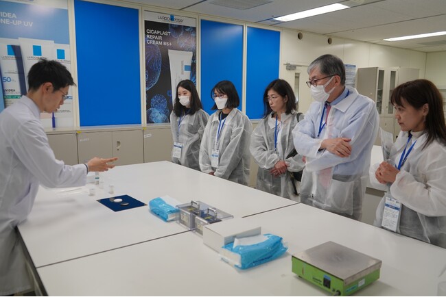 【ラ ロッシュ ポゼ】 日本ロレアルリサーチ＆イノベーションセンターで皮膚科医向けラボツアーイベント「DERM COSME SYMPOSIUM」を開催