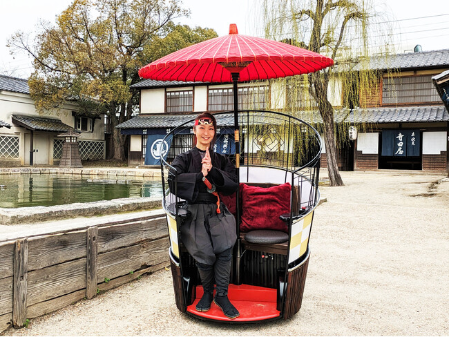 江戸創業の京和傘「日吉屋」仕様の次世代小型モビリティライド、西日本のテーマパークに初登場！トヨタ自動車が開発したスマホで簡単に操作できる「＆brella（アンブレラ）」　東映太秦映画村で実証実験