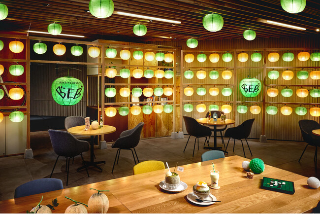 【星野リゾート　BEB5土浦】スムージーやかき氷も登場！メロン提灯の光に囲まれて心ゆくまでメロンを楽しめる「BEB メロンまるごとフェス」開催｜期間：2024年6月1日～8月31日