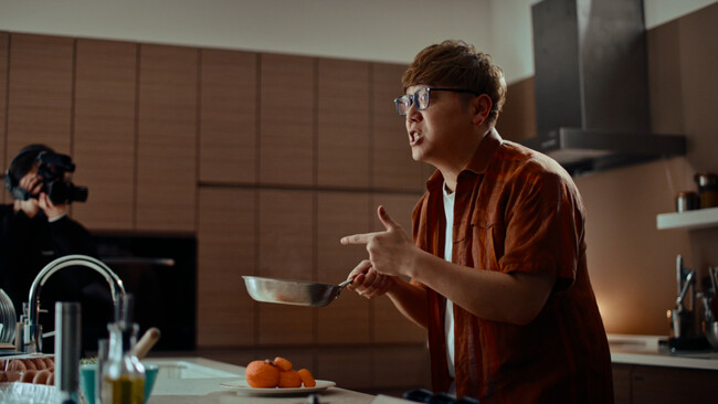 株式会社アキタフーズ「きよら グルメ仕立て」新TVCM 寝冷えネコ(きよニャ)がHIKAKINの撮影の裏側へ潜入～HIKAKINメガネをかけた「寝冷えネコ(きよニャ)」にも注目～