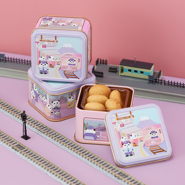 【JR東海リテイリング・プラス限定】「パンダ×電車」電車を運転するパンダ＆駅のホーム、パンダの吊り革やパンダの乗客が描かれたお菓子缶、パンダトレイン缶を新発売