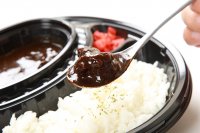 長崎発祥のカレーテイクアウト専門が東京進出！「牛すじ黒カレーの黒丸カレー 南千住店」が4月12日オープン　～コロナ禍にオープン・瞬く間に長崎で人気店に～