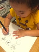 お子さまのお絵描きシーン お子さまのお絵描きシーン