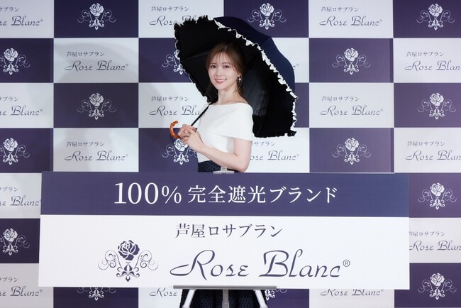 真夏のファッションを身にまとった白石麻衣さんが日傘をさして登場！『芦屋ロサブラン新ブランドアンバサダー就任発表会』開催