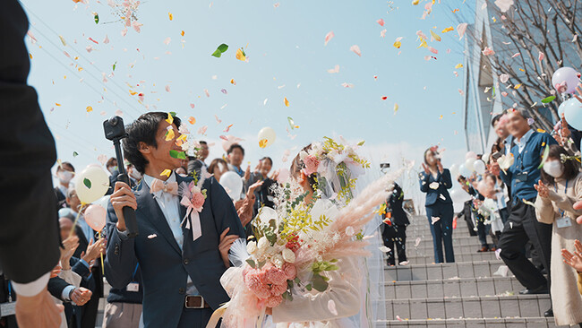 会社でフラワーシャワーイベント開催 　「職場結婚のおふたりを祝福するイベント」を企画＆開催しました 