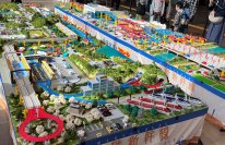 福井県×プラレール×JR西日本オリジナル巨大プラレールジオラマ4月19日(金)～5月6日(月・休)オダイバ恐竜博覧会で展示決定！毎日先着で新九頭竜橋・JR 福井駅・JR 敦賀駅をプラレールで表現した3 種のオリジナルステッカー配布