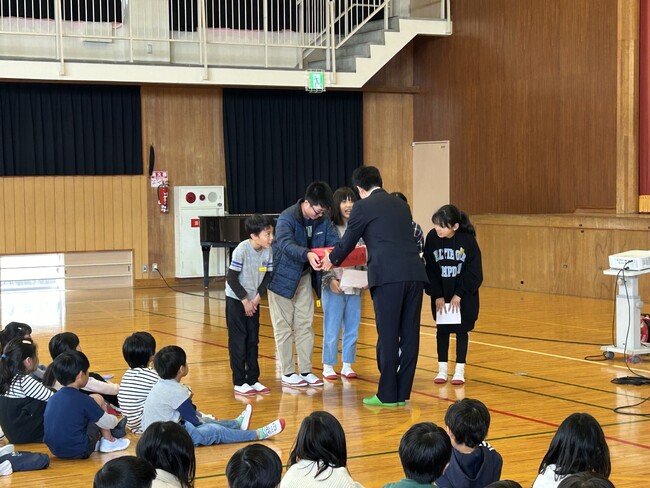 【兵庫県川西市2024】川西市立清和台南小学校児童が能登半島地震被災者への募金を市長へ手渡し