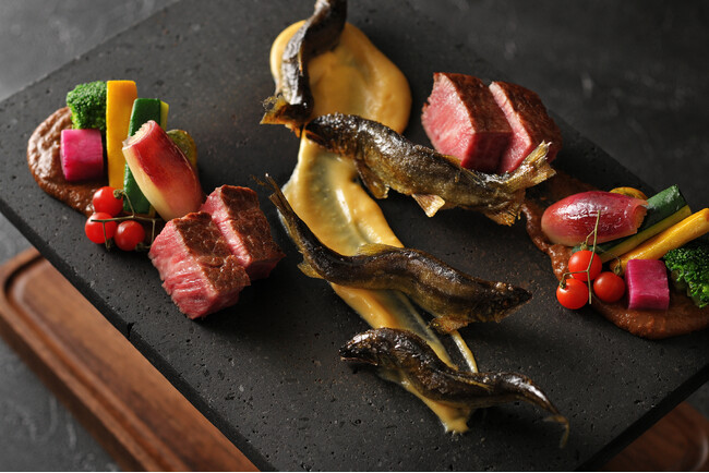 【界 鬼怒川】初夏から旬を迎える鮎を味噌の香ばしさと味わう「鮎の石焼き」が新登場｜提供期間：2024年6月1日～10月31日