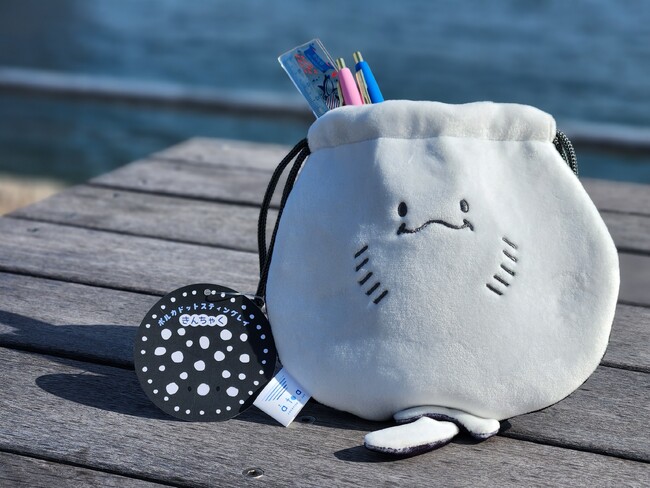 “もちもち” “ふわふわ”手に取ると手放したくなくなる！『ポルカドットスティングレイ巾着』新発売！【神戸の水族館｜アトア】