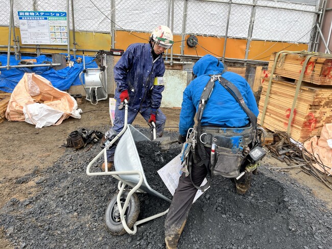 【建設×DX】大和ハウス工業が建設現場の運搬労力を軽減する実証実験を実施。電動一輪車で効率40%アップ、120kg増量でも作業員の負担軽減