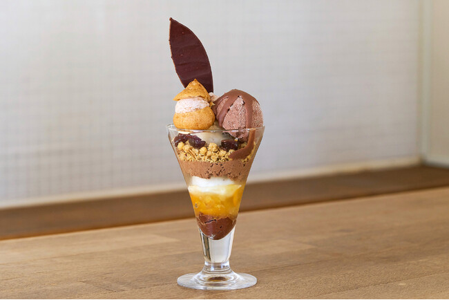 Minimal富ヶ谷本店のパフェ「CACAO JOURNEY」が4/16復活！香り広がる5カ国のカカオ豆を使った複数のチョコレート含む10パーツで