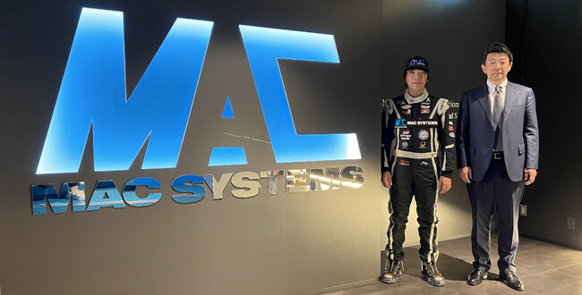 マックシステムズ、NASCARレーサー古賀琢麻選手とスポンサー契約を締結。プロレーシングドライバー目線で実車の感覚により近いヴァーチャルドライビングの実現に向けて活動を開始。