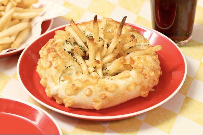 とろけるチーズ×“山盛り”フライドポテトの圧倒的ビジュアル！惣菜パン人気No.1商品が5月限定仕様に！「ハートブレッドアンティーク」より『山盛りポテトチーズフランス』が5月1日（水）より発売