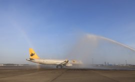 <就航記念セレモニーでのウォーター・サルートの様子:成田空港> <就航記念セレモニーでのウォーター・サルートの様子:成田空港>