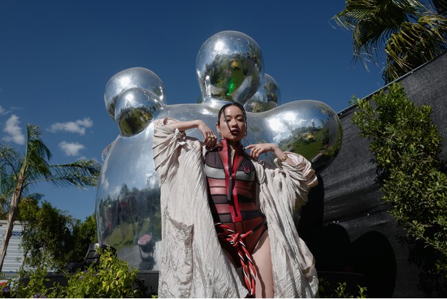 【ルイ・ヴィトン】Awich、2024クルーズ・コレクションを着用してパフォーマンス