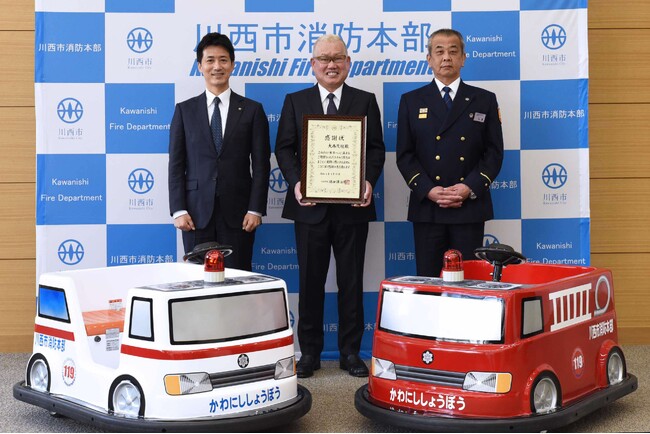 【兵庫県川西市2024】 (株) ビッグウエスト ・ (有) 兵庫トラベルが市制70周年を記念してバッテリーカーを寄贈
