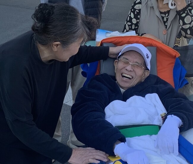 医療搬送に特化した、民間救急らかんが提供する介護士・看護師付き添い旅行サービス「むにたび」を開始