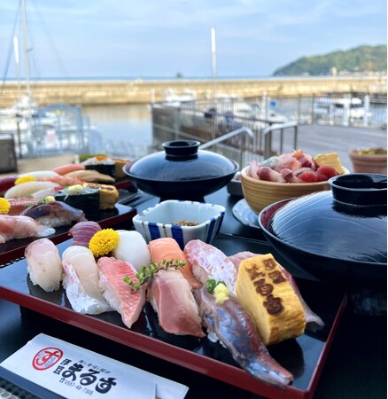 静岡県伊東市のランドマーク「道の駅伊東マリンタウン」に市場直送素材を使用した『海と寿司と揚げ 伊豆まるす』が2024年4月22日（月）グランドOPEN！