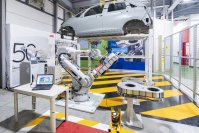 完全自動化技術の推進へ：tesa、ABBと共同で自動車ボデー穴塞ぎソリューションの実機デモンストレーションを開催