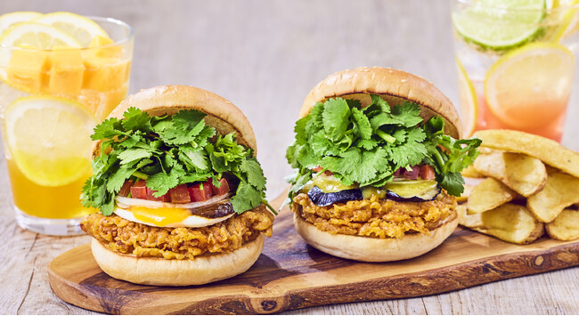 ＼パクチータイフェア／グリーンカレー orガパオどちらが食べタイ？国産パクチーあふれるチキンバーガー登場！新サイドメニュー「トムヤムクンポテト」との相性◎