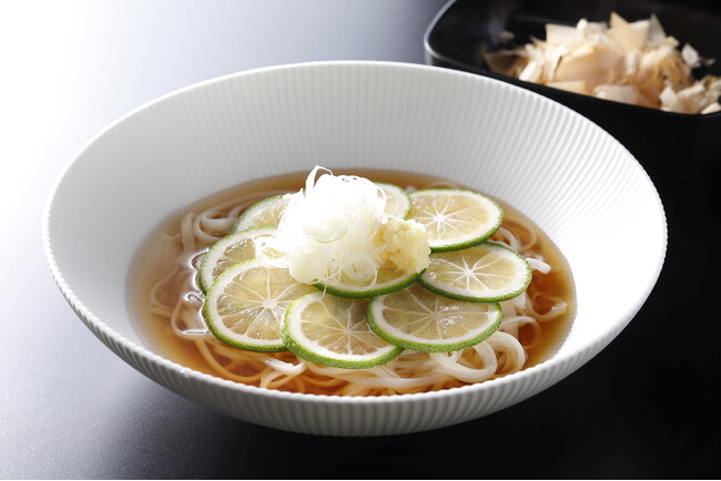 暑さ吹き飛ぶ清涼感！“夏日続出”の5/1より「冷製香りカボスうどん」販売開始！
