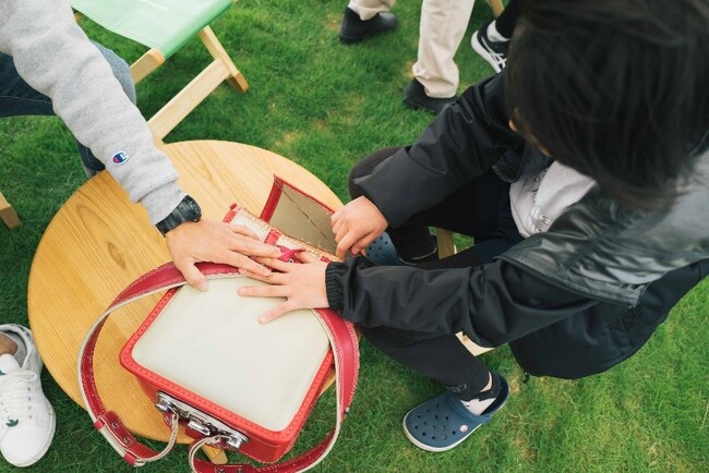家具職人さんと一緒に思い出いっぱいのランドセルをリメイクしませんか？　池田屋『ランドセルスツール（リメイク）』ワークショップ　クイーンズクエア横浜（横浜市西区）にて5月11日（土）に開催！