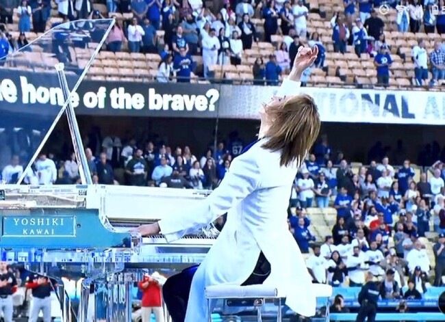 YOSHIKI　ドジャー・スタジアム“日本の歴史上もっとも影響力のある音楽家”として紹介　突然の音響トラブルに即興で間奏を作曲しアメリカ国歌を2回演奏　大歓声の嵐