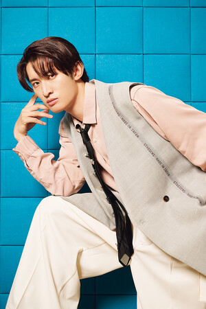 Snow Manのおしゃれ番長・向井康二のソロ初グラビア＆“９面相”SＰシート付録が『女性セブン』最新号に！