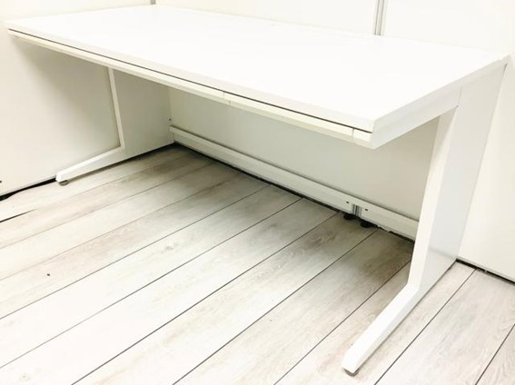 【大量入荷情報】期初の多いこの時期ならではの調達商品。上長席用、書類や図面を扱う方やモニターを複数で設置したい方ピッタリ！ 幅広な 1600mmサイズの平机を大量入荷しました。