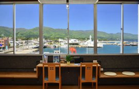 『ソーシャルデザインラボ＠佐渡』のある「SADO PORT LOUNGE」