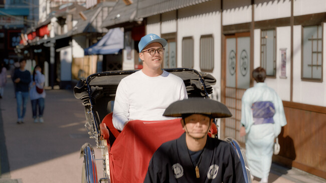 ラーズ・ヌートバー選手出演、メガネブランド「Zoff」TVCM第3弾　Zoff「ヌートバー東京降臨」篇 を4月19日（金）から全国でオンエア開始