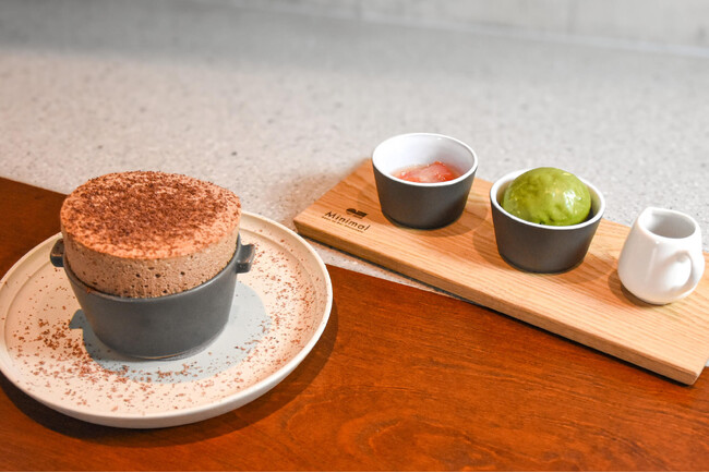 Minimalより、初夏限定のスフレが登場。EN TEAの緑茶アイスと合わせて、アツアツ&ひんやりを楽しむ爽やかなグレープフルーツを使ったチョコレートスフレ。