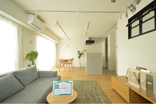 家も“燃費”を確認して買う時代を見据え、積水化学工業とリノベるが協業するすべてのZEH水準リノベ物件にて「省エネ性能ラベル」の表示をスタート