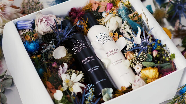 母の日に贈りたい。オーガニックコスメブランドjohn masters organicsと花や植物を扱うクリエイティブスタジオ「edenworks」による華やかな限定ギフトが登場。