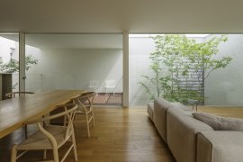 カーテンのない開放的なリビングダイニング カーテンのない開放的なリビングダイニング