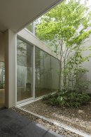 中庭に敷いた玉砂利を室内の窓際にも敷き、仕切りが無いかのように、外と中の連続性を持たせている 中庭に敷いた玉砂利を室内の窓際にも敷き、仕切りが無いかのように、外と中の連続性を持たせている