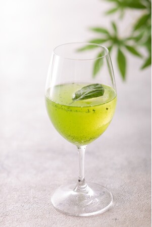 【リーガロイヤルホテル京都】京都産クラフトジン「季の美」とバジルが爽やかな、若葉萌える季節にぴったりなカクテル「葵」をバー グラナダで販売